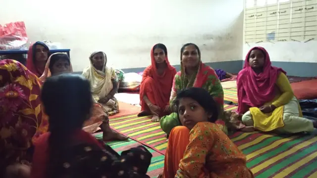 মংলায় একটি ঘূর্ণিঝড় আশ্রয় কেন্দ্রে কজন নারী