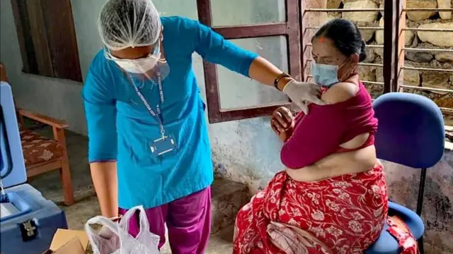 खोप केन्द्रमा खोप लगाउँदै