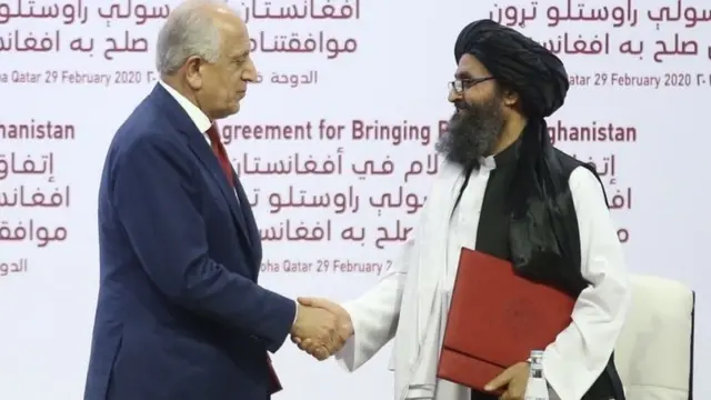 અમેરિકન વાર્તાકાર જલ્મૈ ખલીલજાદ અને તાલિબાનના રાજદ્વારી પ્રમુખ મુલ્લા અબ્દુલ ગની બરાદર