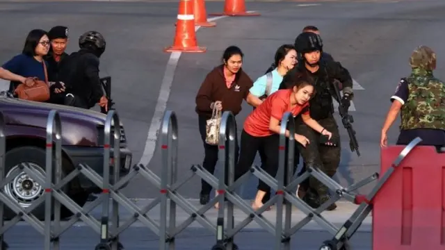 民众被困一个晚上后,周日由军警护送离开。
