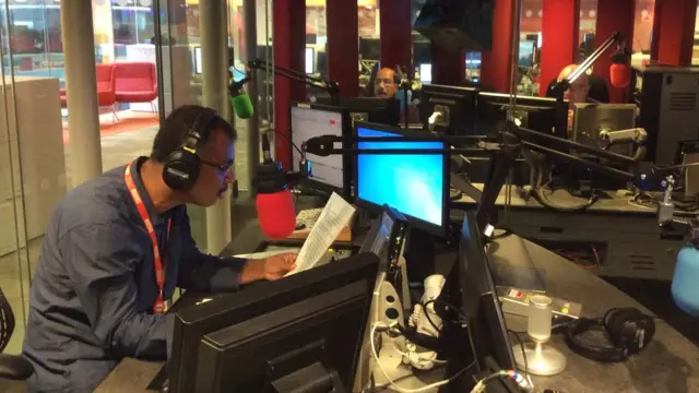 বিবিসি বাংলার লন্ডন স্টুডিও থেকে অনুষ্ঠান পরিবেশন করছেন মিজানুর রহমান খান