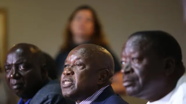 El presidente y otros dos miembros de la Asociación de Veteranos.