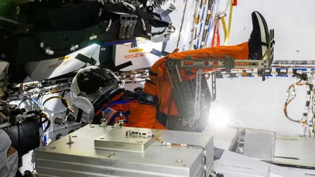 மனிதர்கள் யாரும் இந்த ராக்கெட்டில் இருக்கமாட்டார்கள். ஆனால் சென்சார்கள் நிறைந்த , மனித உருவ பொம்மைகள்(Mannequins)பயணத்தின் போது நிலைமைகளைப் பதிவு செய்யும்