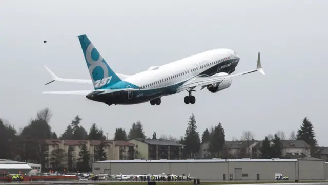 طائرة من الطراز المذكور تقلع من مطار في واشنطن