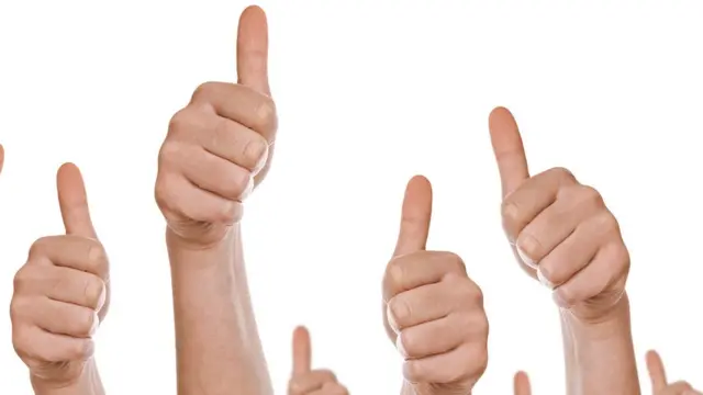 Manos con pulgar levantado