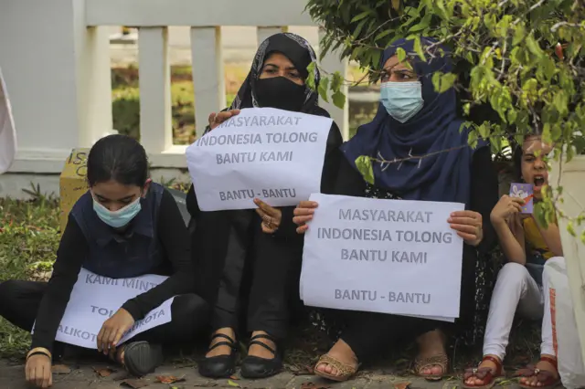 Sejumlah imigran dari Afghanistan memegang poster ketika berunjuk rasa di depan kantor DPRD Kota Batam, Kepulauan Riau, Rabu (1/12)