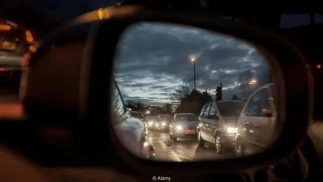 Motoci masu tsada ba kasafai suke tsayawa masu tafiya da kafa don su tsallake titi ba, mai yiwuwa hakan na nuna cewa direbobi attajirai basu da dabi'a mai kyau