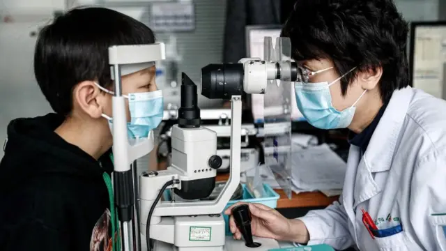 Niño haciéndose un chequeo ocular.