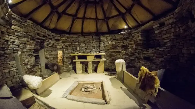 Unutrašnjost stare kuće u naselju Skara Brae, sa starim predmetima, pretečom nameštaja
