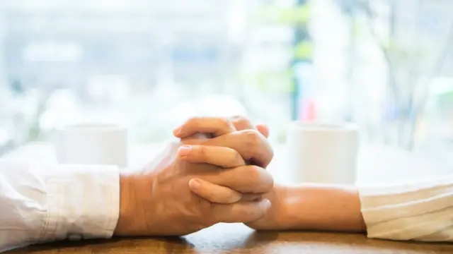 Manos entrelazadas de un hombre y una mujer