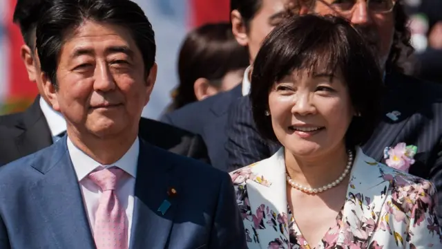 安倍晉三（右）與夫人昭惠（左）（21/4/2018）