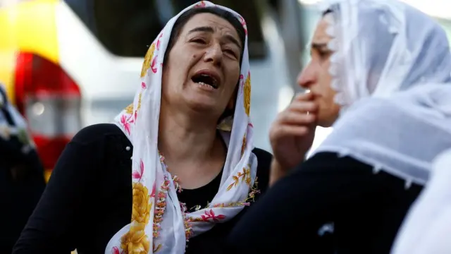 Morg önünde bekleyenler