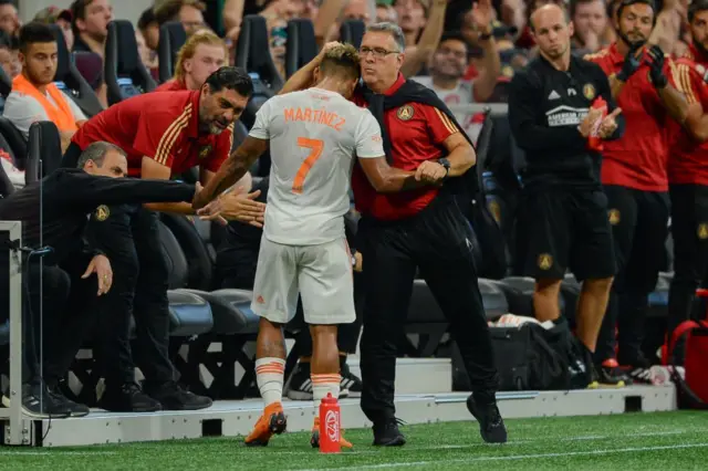 El atacante venezolano es felicitado por su técnico, el argentino Gerardo "Tata" Martino, tras anotar su sexto hat-trick en Estados Unidos.