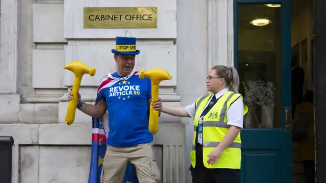 تظاهرکننده مخالف برگزیت با 'چکش زرد'