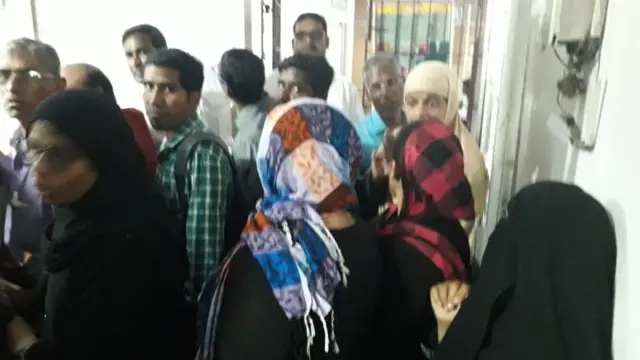 சென்னை மாநகராட்சி அலுவலகத்தில் பிறப்பு சான்றிதழுக்காக விண்ணப்பிக்கக் கூடியவர்களில் ஒரு பகுதியினர்.