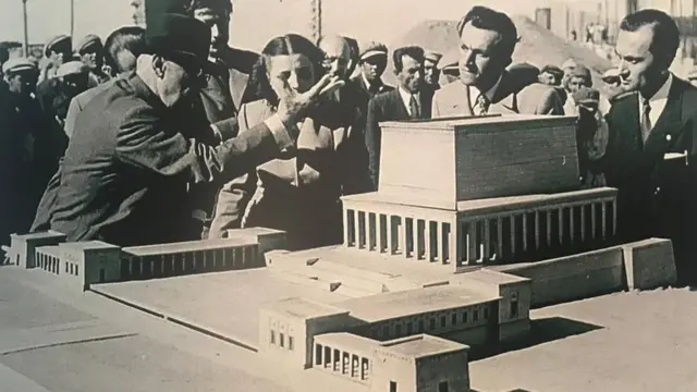 Anıtkabir'in inşaatında başkontrol mühendisi olan Sabiha Rıfat Gürayman ve en sağda Anıtkabir'in mimarlarından Orhan Arda, dönemin cumhurbaşkanı Celal Bayar ile birlikte.