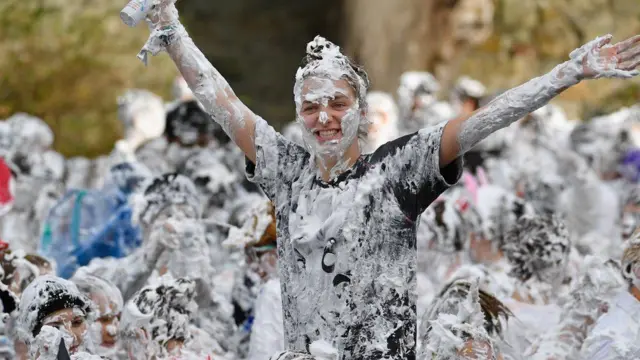 ફીણની હોળીની મસ્તી