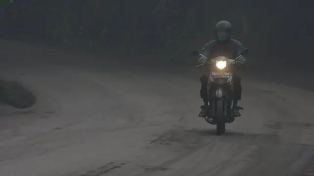 火山附近的马路铺满了一层灰