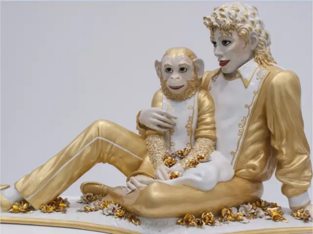 Скульптура Джеффа Кунса "Майкл Джексон и Бабблз" на выставке в музее современного искусства The Broad в Лос-Анджелесе