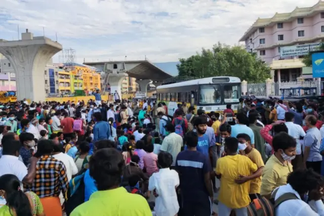 శ్రీనివాసం వద్ద ఆందోళన చేస్తున్న భక్తులు