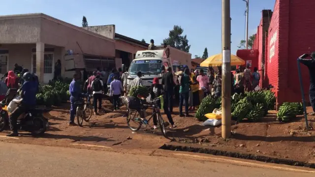 wananchi wakinunua chakula