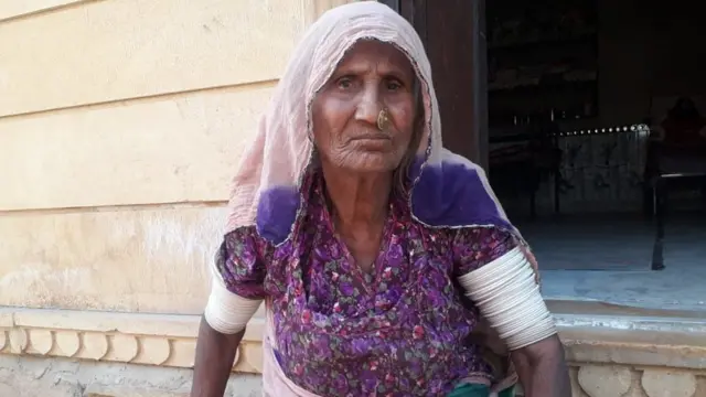 60 साल की गौरी अपने 12 लोगों के परिवार के साथ 12 साल पहले पाकिस्तान से आईं