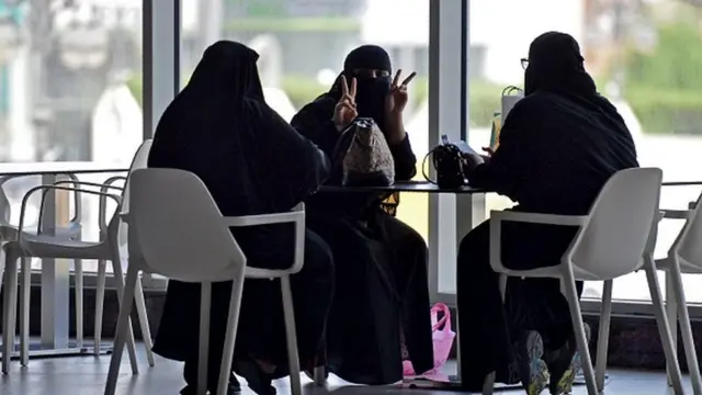 د سعودي د قانون له مخې، یوویشت کلنۍ ته د نجلۍ رسېدل د هغې د بلوغ یا هوښیارېدو سن ګڼل کېږي.