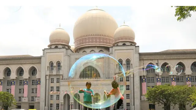 मलेशियाची नवी राजधानी पुत्रजयाचं नाव कशावरुन पडलं? पाहा फोटो-