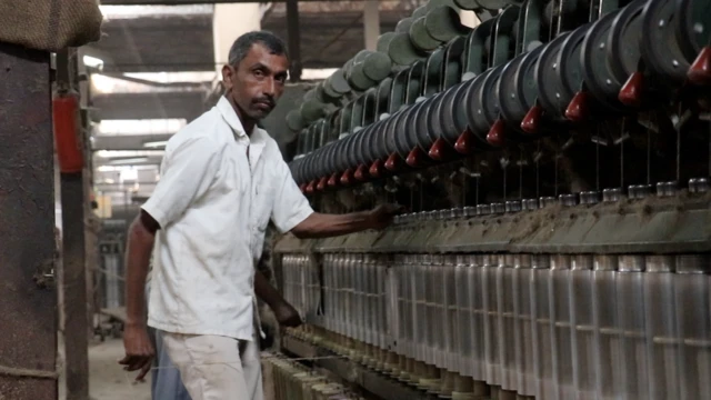 मिल में काम करता एक मज़दूर