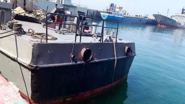 Іранські військові опублікували фото пошкодженого судна "Конарак", яке відбуксирували у порт
