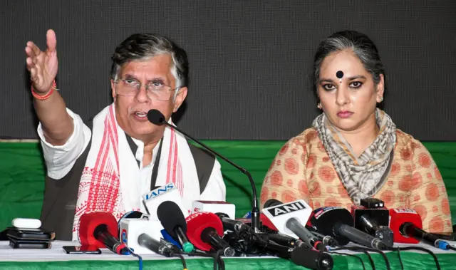 गुवाहाटी में प्रेस कॉन्फ्रेंस में कांग्रेस नेता पवन खेड़ा