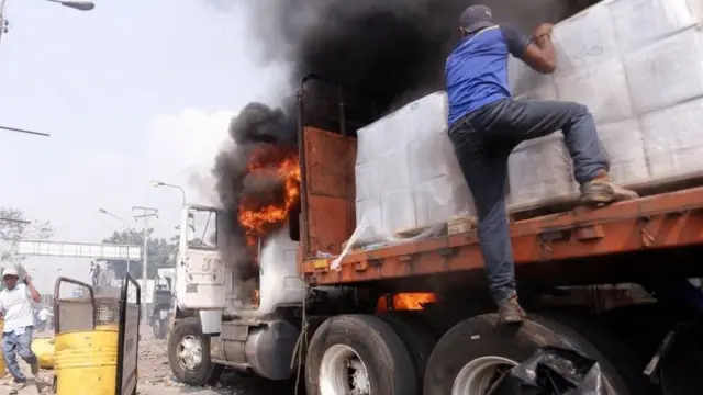 Caminhão incendiado na fronteira