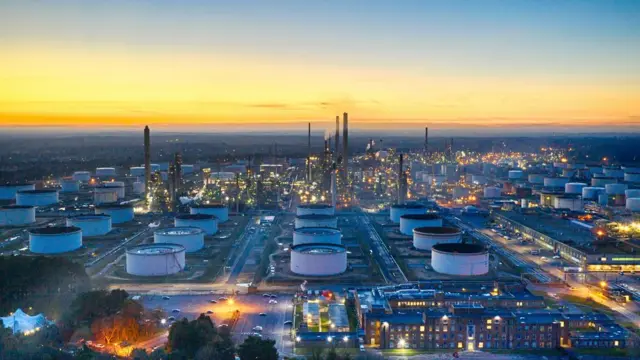 তেলের দাম কমছে তো কমছেই। উৎপাদন কমাতে রাজী হচ্ছে না সৌদি আরব।