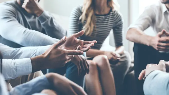 Grupo de gente en terapia