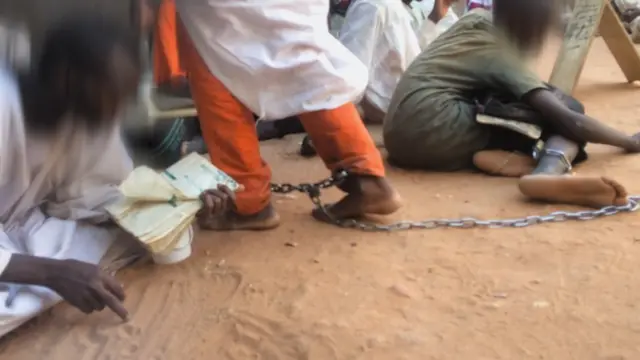 طقل مقيد بالسلاسل