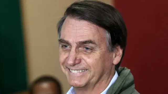 Bolsonaro sorri após votar