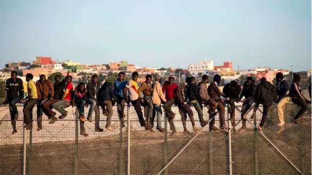 অভিবাসীরা মেলিল্লার সীমান্ত বেড়া বেয়ে উঠছে ২০১৪ সালের ছবি