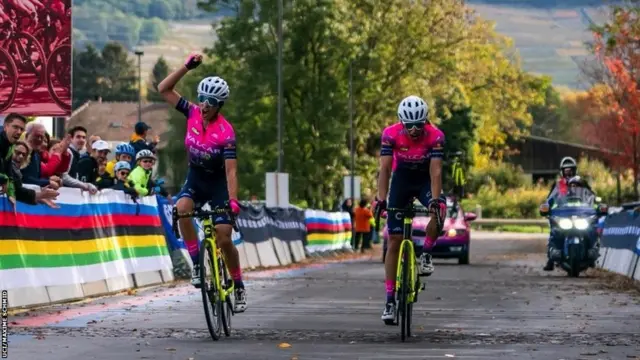 Las hermanas celebran en la línea de meta.