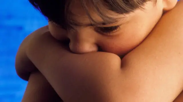 satranç oynayan otistik çocuk