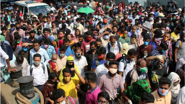 তৈরি পোশাক শিল্পের শ্রমিকরা লকডাউন উপেক্ষা করে কাজে যোগ দিতে ঢাকার পথে রওয়ানা হয়।