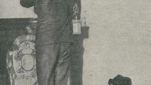 Rut Belvil nadgleda podešavaanje kancelarijskog sata