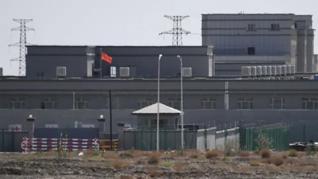 শিনজিয়াংয়ে এরকম বেশ কিছু সুরক্ষিত ভবনে আটকে রাখা হয়েছে কয়েক লাখ উইগার মুসলিমকে