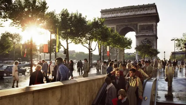 الناس في أحد شوارع لندن