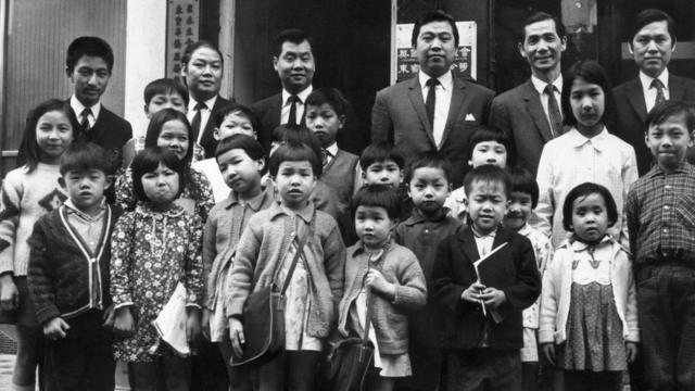 伦敦华埠爵禄街一所华人学校门前师生合照（1968年）
