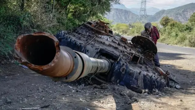 कथित ड्रोन हल्ल्यात उद्ध्वस्त झालेला रणगाडा
