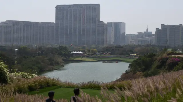 গুরগাঁওয়ের আকাশচুম্বী বহুতলগুলোর মাঝে এখনও অল্প কিছু ফাঁকা জায়গা অবশিষ্ট আছে