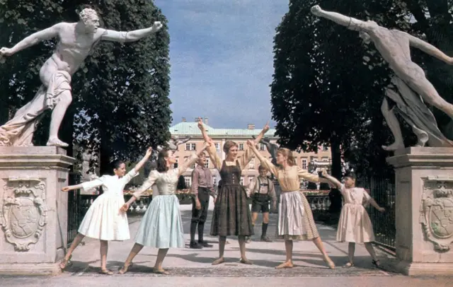 Una escena de "La novicia rebelde" (1965) donde se ve a Heather Menzies-Urich (segunda desde la derecha) junto a Julie Andrews. (Foto: Ronald Grant Archive)