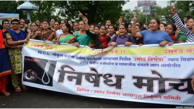 கூட்டு பாலியல் வன்புணர்வு செய்து, சிதைக்கப்பட்டு உயிருக்கு போராடும் பெண்