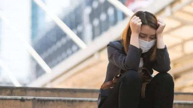 يقول خبراء إن تطبيق الإغلاق له تأثير ضار على الصحة البدنية والعقلية والمجتمع أيضا