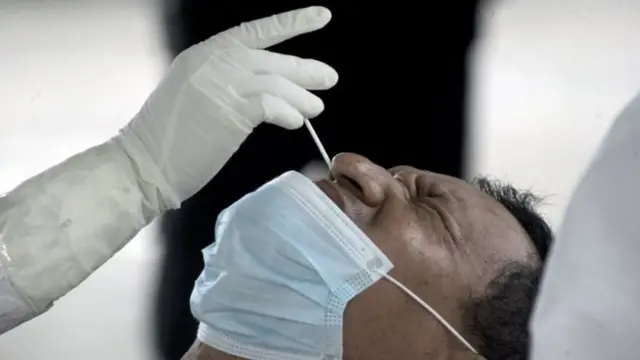 Petugas kesehatan mengambil sampel untuk tes usap antigen kepada staf Kantor DPRD Kabupaten Bogor di Kabupaten Bogor, Kamis (01/07).